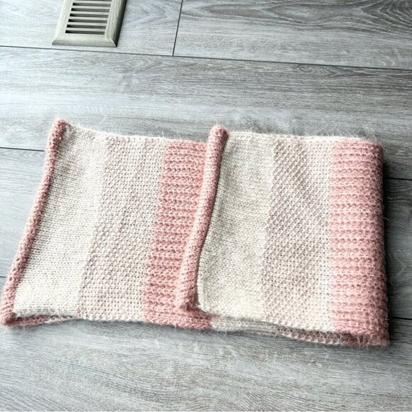 NWT Love & Lore Pink Ivory Knitted Circle Infinity Scarf - Picture 3 of 8